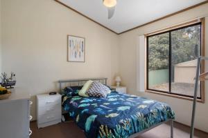 - une chambre avec un lit et une fenêtre dans l'établissement Cave Street Retreat - 38 Cave Street Goolwa Beach - BYO Linen, à Goolwa South