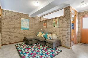 Knights View - 2 14 Merrilli - BYO Linen - Wi-Fi - Beachfront的休息区