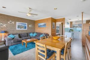 Knights View - 2 14 Merrilli - BYO Linen - Wi-Fi - Beachfront的休息区