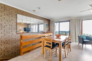 Knights View - 2 14 Merrilli - BYO Linen - Wi-Fi - Beachfront的厨房或小厨房