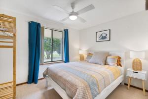 um quarto com uma cama e uma janela em 58 Colman Rd Goolwa South - BYO Linen em Goolwa South