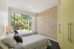 Samphire Middleton-Beach - BYO Linen - Wi-Fi-Luxury-Family房間的床