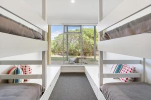 Samphire Middleton-Beach - BYO Linen - Wi-Fi-Luxury-Family房間的床