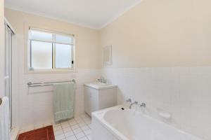 Hindmarsh IslandにあるBeladura - 35 Goolwa Channel Drive Hindmarsh Island - Linen Includedの浴槽と洗面台のある白いバスルーム +34枚の写真