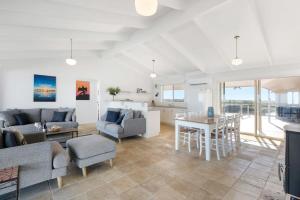 Hindmarsh IslandにあるBeladura - 35 Goolwa Channel Drive Hindmarsh Island - Linen Includedのソファとテーブルのあるリビングルーム