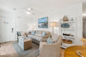un soggiorno con un divano, sedie e un tavolo di Beachside Villas #312 a Santa Rosa Beach