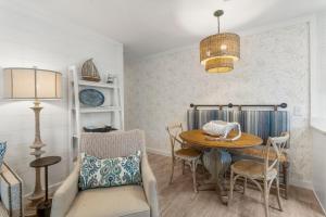 una sala da pranzo con tavolo e sedie di Beachside Villas #312 a Santa Rosa Beach
