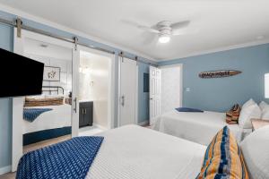 una camera da letto con due letti e una TV a schermo piatto di Beachside Villas #312 a Santa Rosa Beach Altre 25 foto