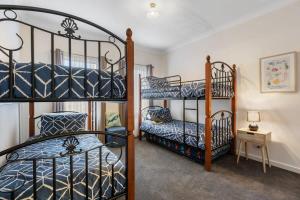 Katil atau katil-katil dalam bilik di 13A Elliot Ave BYO Linen - SeaViews - Walk to Beach - Bikeway - Wi-Fi