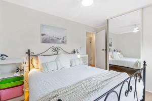 מיטה או מיטות בחדר ב-Banksia Beachhouse 38 Kightley Rd Goolwa Beach-No Linen Included