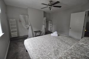 Postel nebo postele na pokoji v ubytování Housepitality - Franklinton Manor - Spacious