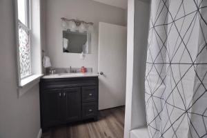 Koupelna v ubytování Housepitality - Franklinton Manor - Spacious + 16 fotografií