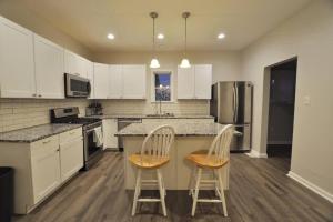 Kuchyň nebo kuchyňský kout v ubytování Housepitality - Franklinton Manor - Spacious