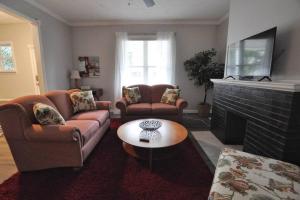 TV a/nebo společenská místnost v ubytování Housepitality - Franklinton Manor - Spacious