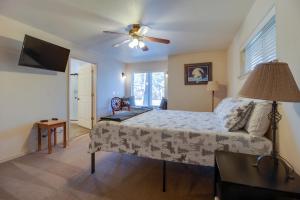 1 dormitorio con 1 cama y ventilador de techo en Timber Creek Escape en Sisters