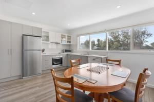 Η κουζίνα ή μικρή κουζίνα στο Neptune - 2 4 Hutton St Port Elliot Linen Included
