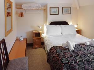 DunvantにあるTirmynydd Farm Cottageのベッドルーム1室(ベッド1台、鏡付きテーブル付)
