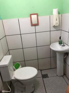 ein Bad mit einem WC und einem Waschbecken in der Unterkunft Hostel Dourado in Barra do Garças