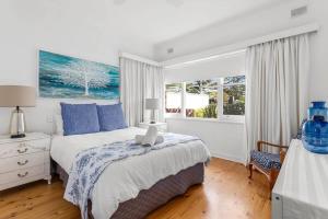 een slaapkamer met een bed met blauwe kussens bij 18 Strangways Tce Port Elliot - Linen Included in Port Elliot