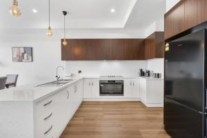 A cozinha ou cozinha compacta de Waterfront Luxury - 35 Providence Plce - No Linen Included