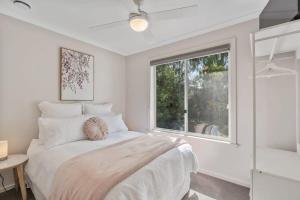 Un dormitorio con una cama grande y una ventana. en Hidden Little Gem - Township - Luxury - Linen Included, en Middleton