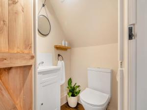 y baño con aseo y lavamanos. en The Hay Loft - Uk45607, en Sigglesthorne