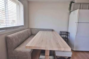 a living room with a couch and a wooden table at Housepitality - Top Choice Flat - Location in Columbus +34 photos