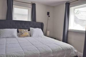 1 dormitorio con cama con almohada en Housepitality - Top Choice Flat - Location, en Columbus