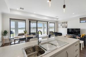 cocina con fregadero y sala de estar. en River Breeze House 37ProvidencePlceHindmarshIsland - Linen Included, en Hindmarsh Island