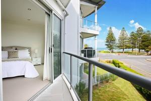 Un balcón con una cama y vista al mar. en Gallery 7 - Town Centre - Wi-Fi - Linen Included, en Victor Harbor