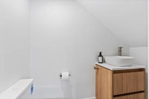 埃利奥特港Meridian U1-4 Hutton St - Linen Included的带水槽和马桶的浴室 更多21张照片