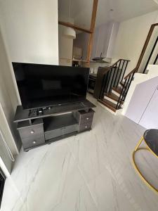 een woonkamer met een grote flatscreen-tv bij Fully Furnished 2 BR w/ Netflix in Abucay
