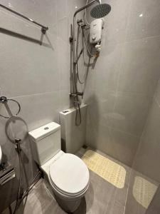 een badkamer met een wit toilet en een douche bij Fully Furnished 2 BR w/ Netflix in Abucay