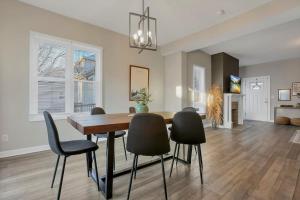 a dining room with a wooden table and chairs at Housepitality - The Southwestern in Columbus