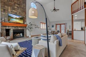 sala de estar con sofá y chimenea en Housepitality - The Indian Lake Escape - 4 BR, en Huntsville