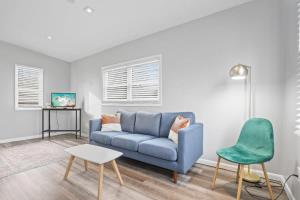 sala de estar con sofá azul y silla en Housepitality - The Restful Studio - Cozy en Newark