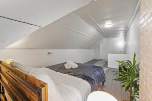ein Schlafzimmer mit einem großen Bett im Dachgeschoss in der Unterkunft Housepitality - Cityscape - Historic 2BR in Columbus