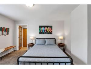 1 dormitorio con 1 cama grande y 2 mesas en Housepitality - Little River Trails, en Mason