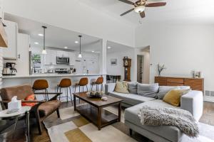 ein Wohnzimmer mit einem Sofa und einer Küche in der Unterkunft The Eastlawn Ranch 3BD 2BA in Columbus