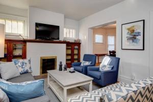 sala de estar con sofá, sillas y chimenea en Housepitality - The Maynard Manor en Columbus