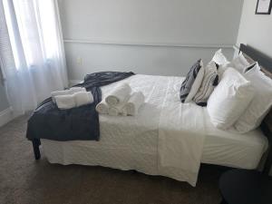 Una cama o camas en una habitación de The Rich St Penthouse - 4 BR 2 Full Bath