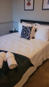 מיטה או מיטות בחדר ב-The Rich St Penthouse - 4 BR 2 Full Bath