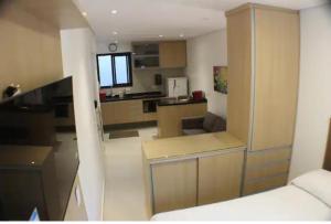a room with a kitchen and a living room at Fabio Av Paulista in São Paulo