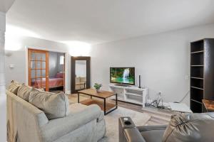 sala de estar con sofá y TV en German Village Hidden Gem - 3 BR, Parking l Value en Columbus