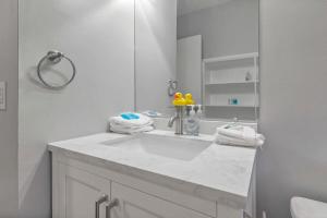 Baño blanco con lavabo y espejo en German Village Hidden Gem - 3 BR, Parking l Value en Columbus