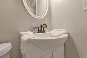 哥倫布的住宿－The Lucky 7's Inn-5 Beds，白色的浴室设有水槽和镜子