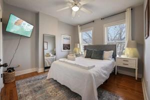 a bedroom with a bed and a ceiling fan at The Skyline Cottage - 3 BR Garage in Columbus