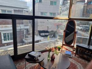ソウルにあるhongdae Gangnam line 2 st 1 minの通りの景色を望む大きな窓が備わる客室です。