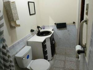małą łazienkę z toaletą i umywalką w obiekcie Casa completa en Xela w mieście Quetzaltenango