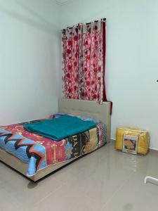 - une chambre avec un lit dans une pièce dotée d'une fenêtre dans l'établissement Zayyans Homestay, à Kampong Merabang Likar
